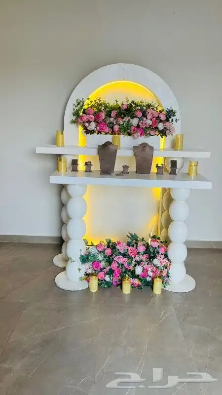 يوجد لدينا صبابين رجال ونساء كراسي طاولات كوشات مداخل 0