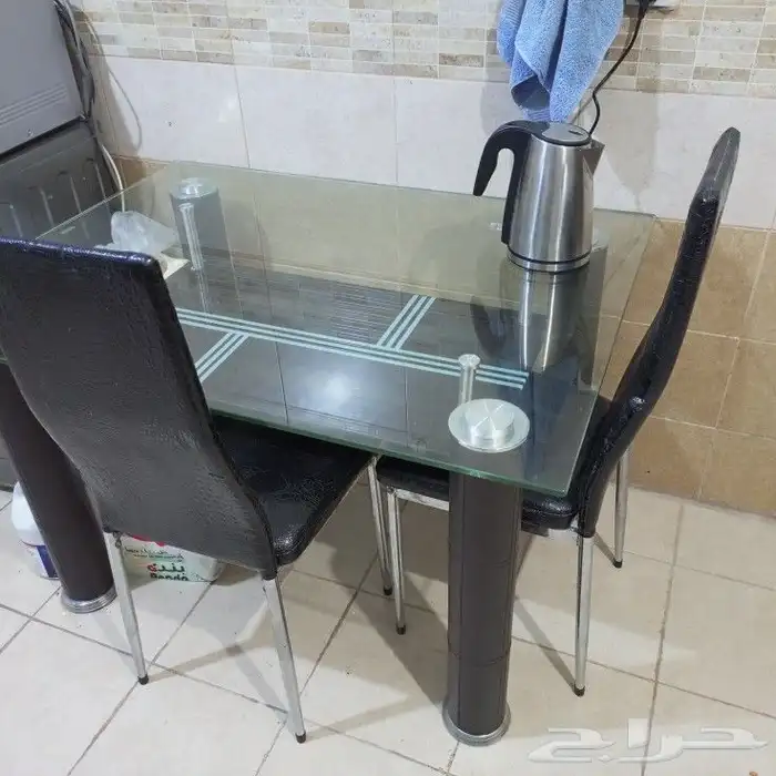 للبيع طاولة طعام نظيفة. مع 4 كراسي جلد. 2
