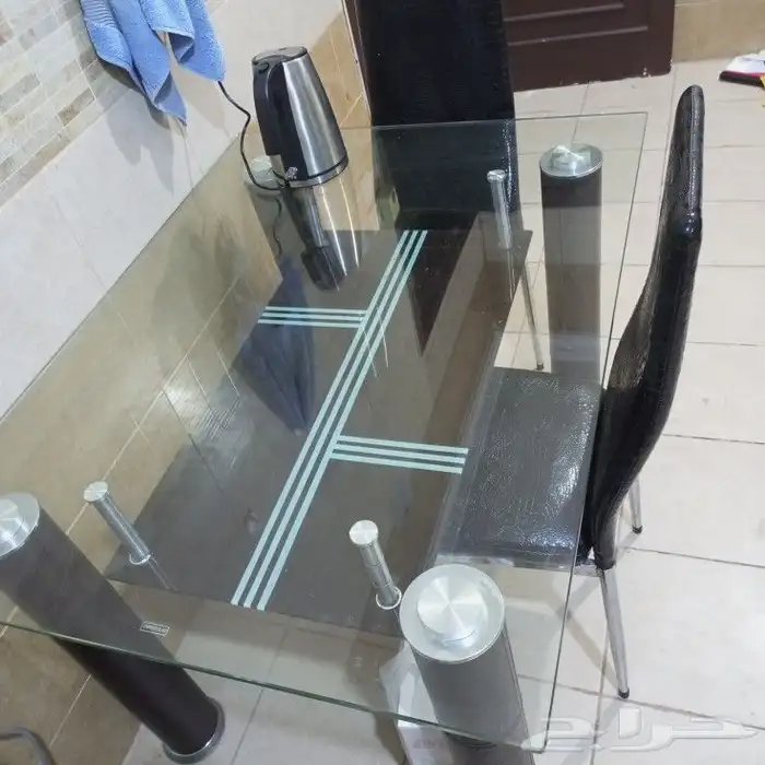 للبيع طاولة طعام نظيفة. مع 4 كراسي جلد. 0