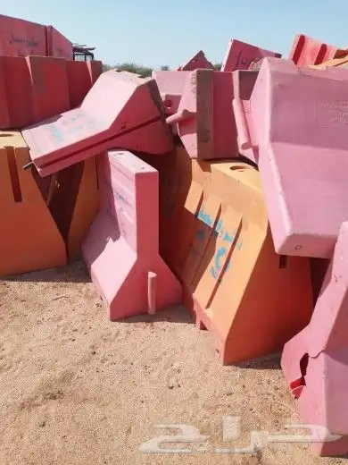 حواجز خرسانيه وحواجز بلاستيكية 3