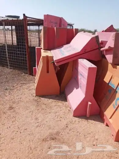 حواجز خرسانيه وحواجز بلاستيكية 6