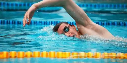 مدرب سباحة تدريب وتعليم سباحة أطفال وكبار السن خبرة 0