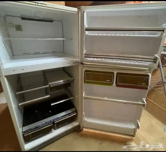 لأصحاب البيوت الشعبية ومحبي التراث والزمن الجميل ثلاجة قديمة 14