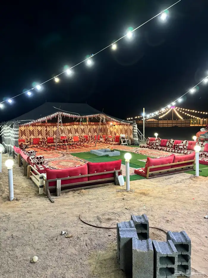 مخيم للبيع قسمين أو قسم منصوبه في الموقع 9