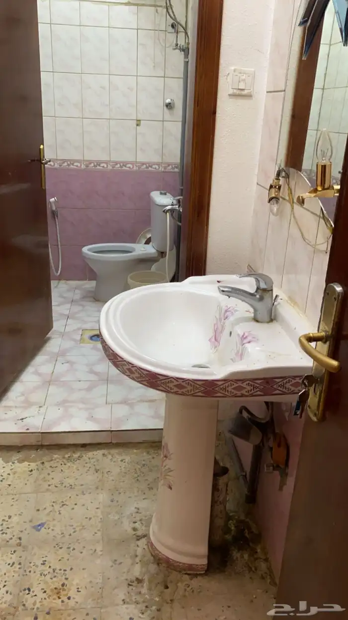 غسالات ومطابخ وادوات صحية وكتب قديمة للبيع 0