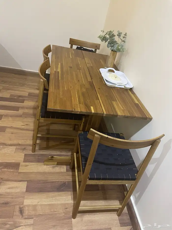 طاولة مع أربع كراسي خشبية على الطراز البوهيمي 0