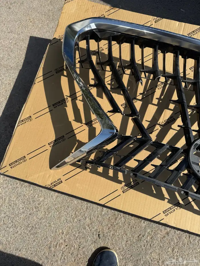 شبك لكزس es 2022 مكسور 2