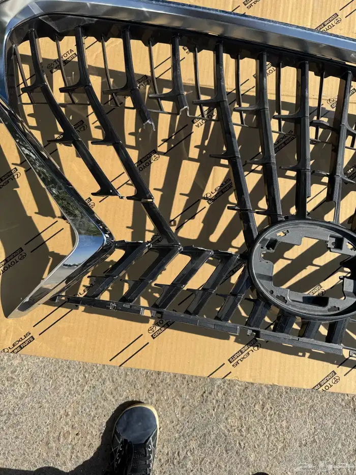 شبك لكزس es 2022 مكسور 1