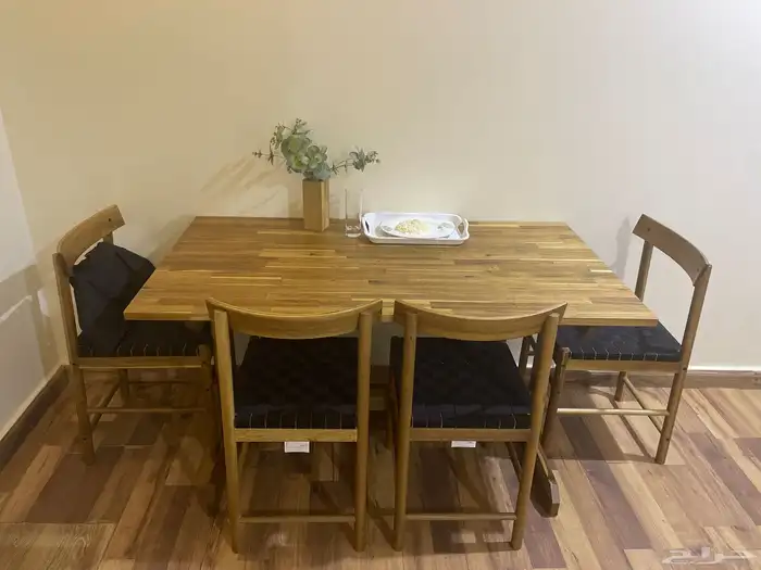 طاولة مع أربع كراسي خشبية على الطراز البوهيمي 1