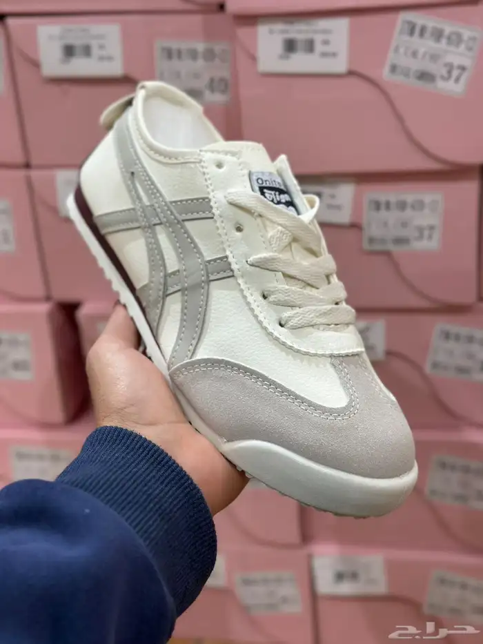 شوزات اديداس وتايجر 0