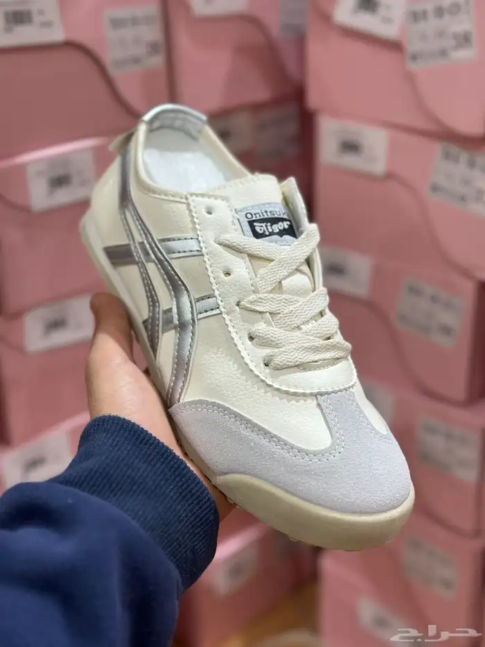 شوزات اديداس وتايجر 10