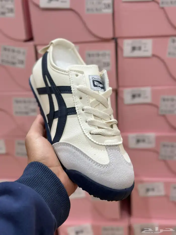 شوزات اديداس وتايجر 8