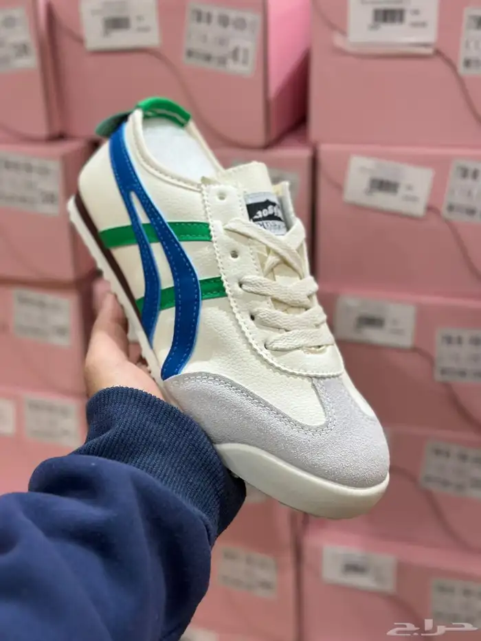 شوزات اديداس وتايجر 3