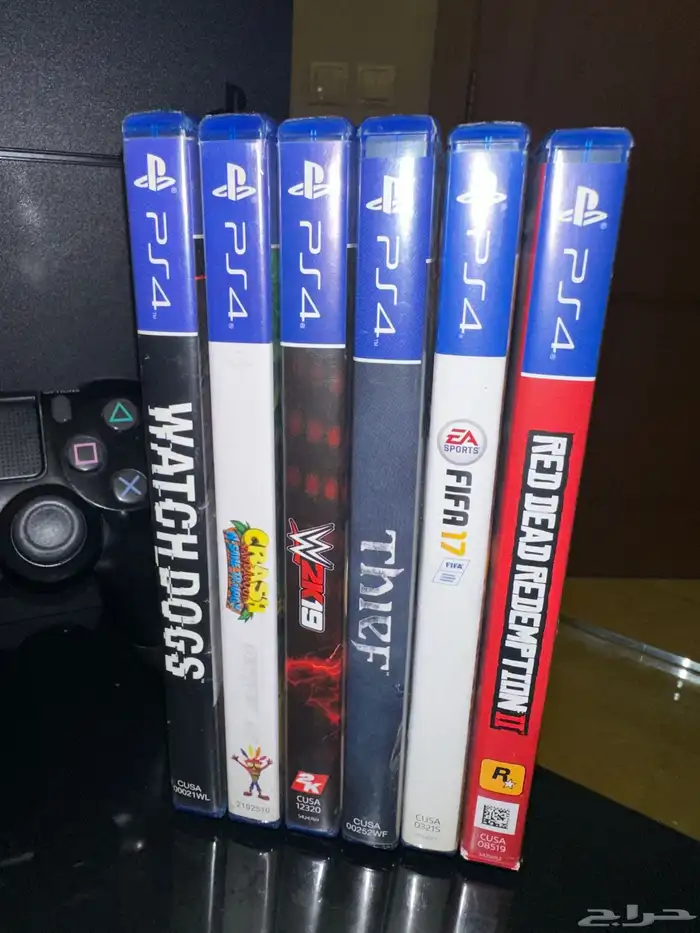 PS4 سوني فور للبيع نظيف جدا  مع ملحقاته 2