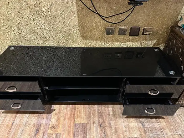 للبيع تلفزيون بلازما و طاولة تلفزيون 6