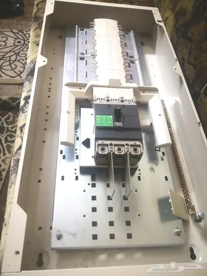 طبلون كهرباء شنايدر - 200 أمبير وعدد 36خط جديد لم يستخدم 12
