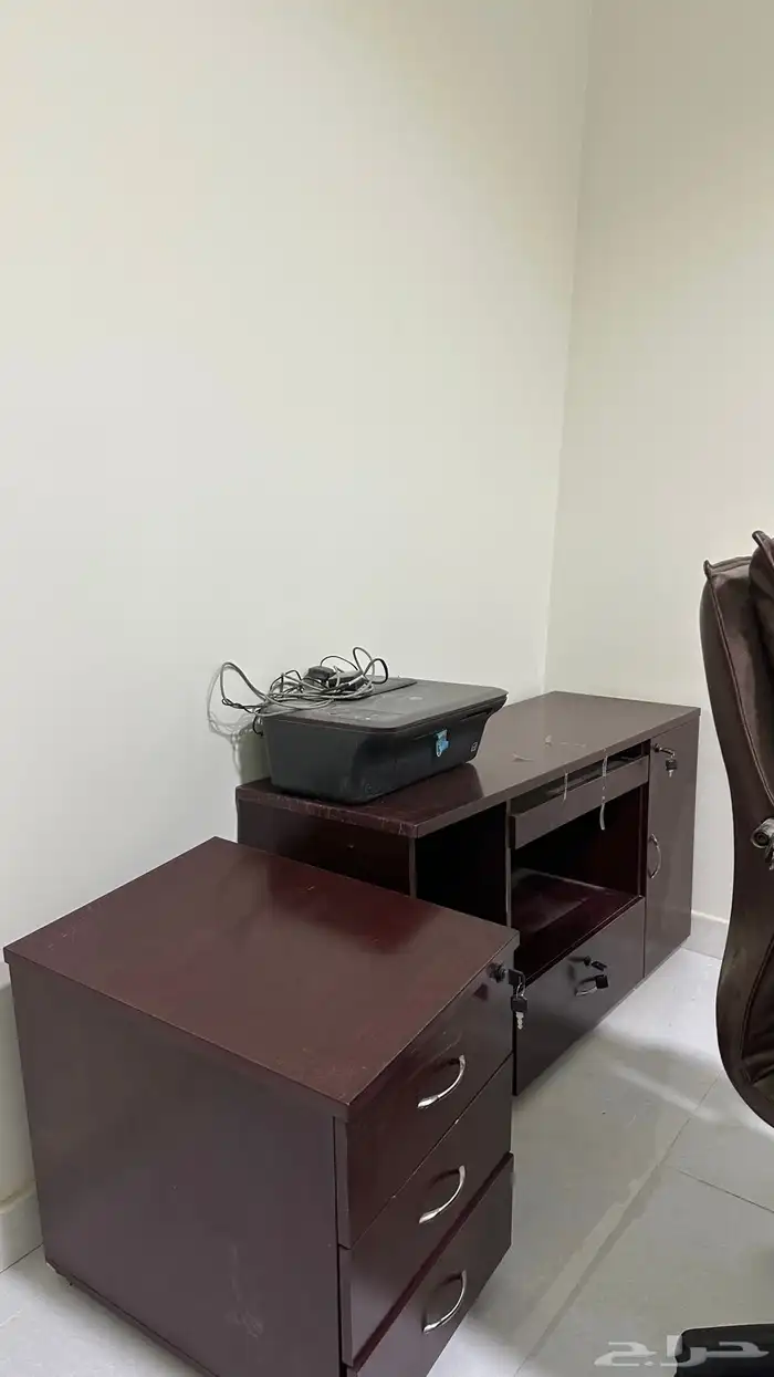 مكتب مع كرسي و طاولين وطابعة 1