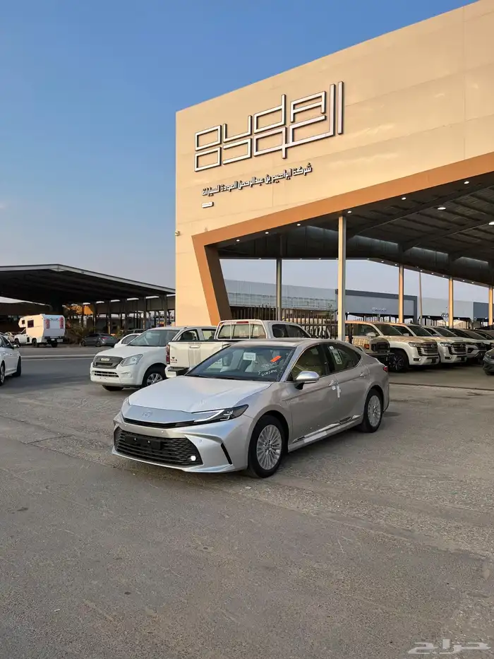 تويوتا كامري بنزين LE فضي 2025 5