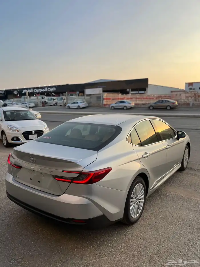 تويوتا كامري بنزين LE فضي 2025 2