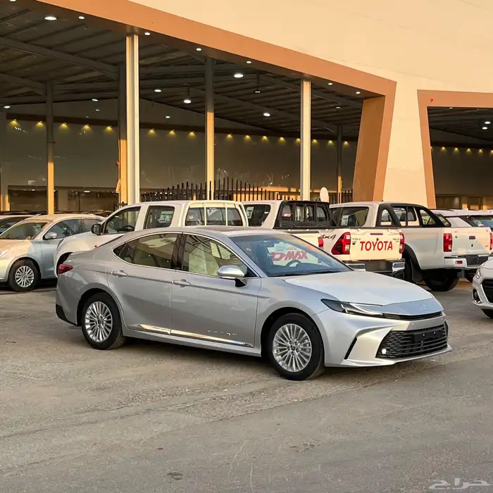 تويوتا كامري بنزين LE فضي 2025 0