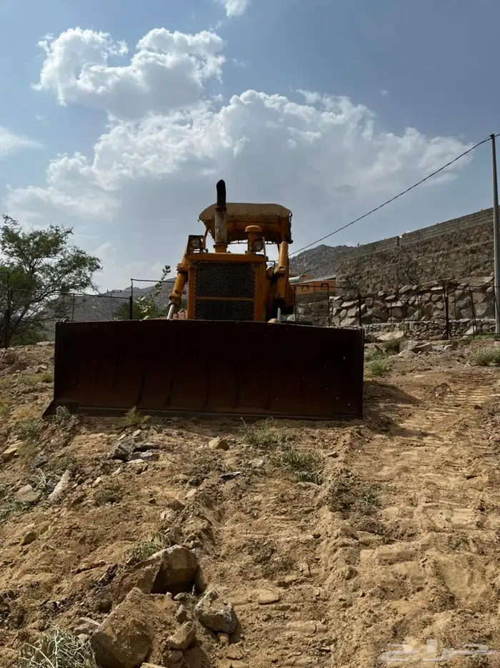 بلدوزر كوماتسو موديل 85 للبيع 3