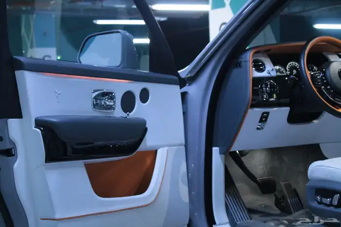 مصور سيارات لعرضها للبيع 5