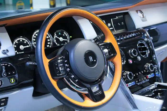 مصور سيارات لعرضها للبيع 3