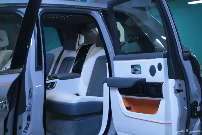 مصور سيارات لعرضها للبيع 4