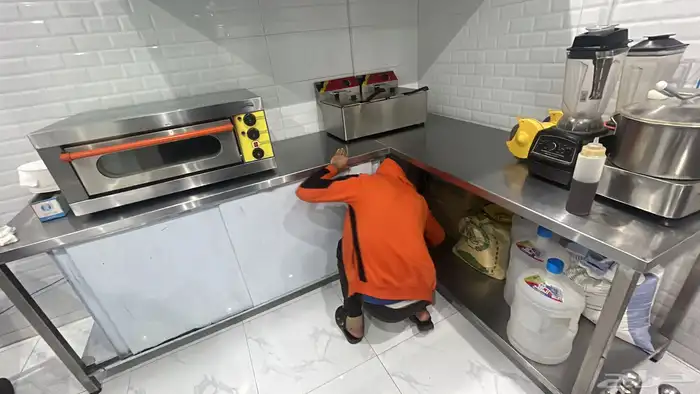 للتقبيل محل وجبات سريعه بماء فيه 29