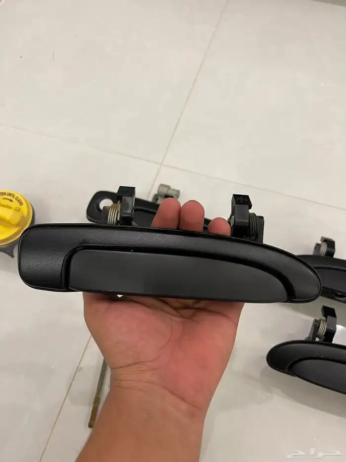 مسكات ابواب سوداء تبع البوليسي بدون رش وغطا بنزين الاصفر 0