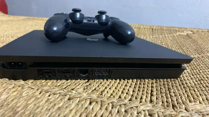 سوني 4 استخدام ثلاث اشهر مع جميع ملحقاته والسبب عدم الحاجه 2