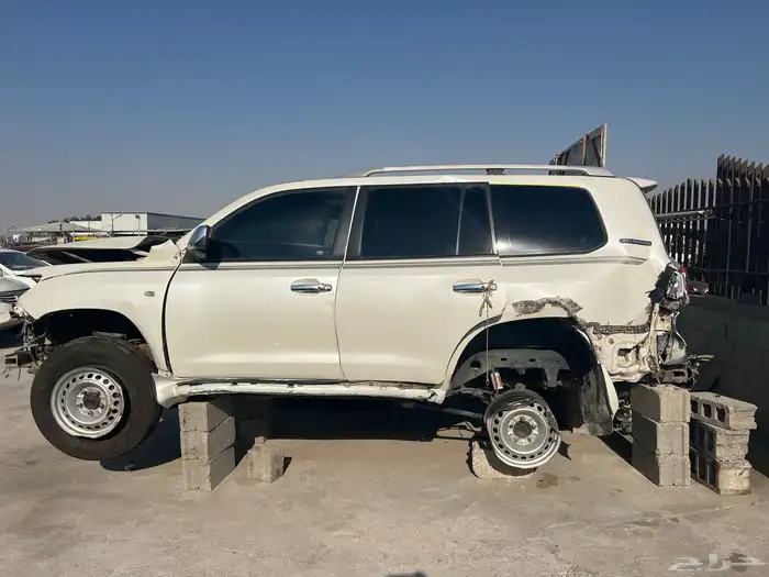 جيب لندكروزر تشليح قطع غيار2012 0