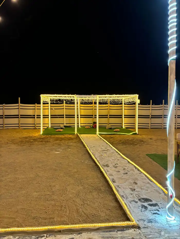 مخيم للبيع قسمين أو قسم منصوبه في الموقع 11