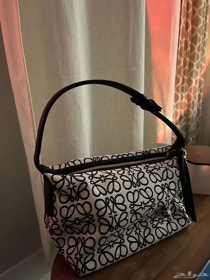 شنطة لويفي LOEWE اسود وابيض 4