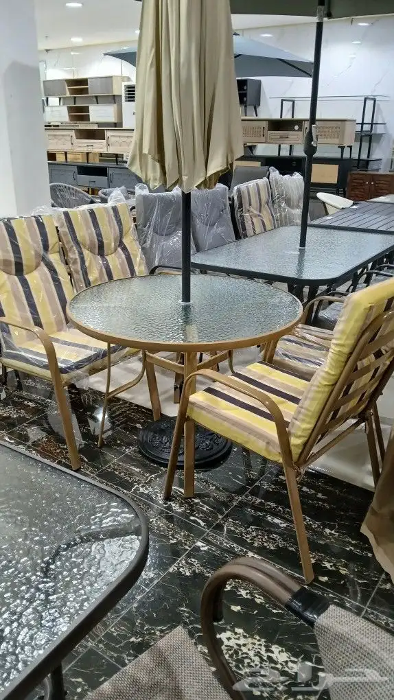 طاولات وكراسي ومظلات وكراسي مفرده 0