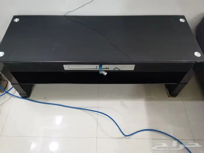 طاولة تلفزيون شاشه وبها مسرح منزلي اوساوندبار ولكن لا تعمل 0
