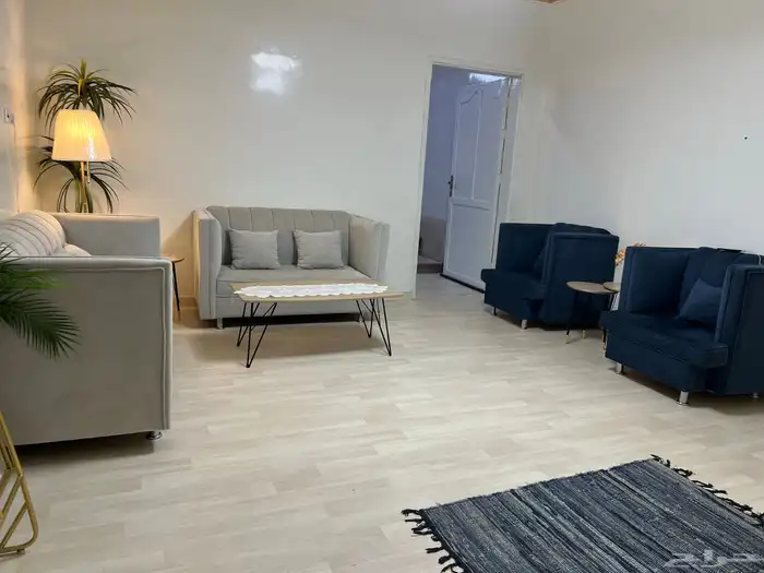 كنب من اربع قطع مع طاوله خشبيه معها ثلاث قطع اوبدونها 0
