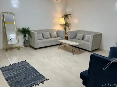 كنب من اربع قطع مع طاوله خشبيه معها ثلاث قطع اوبدونها 1