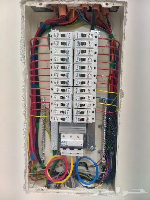 السلام عليكم أنا زاهد كهربائي مباني باكستاني .. أقوم بجميع ئ 2