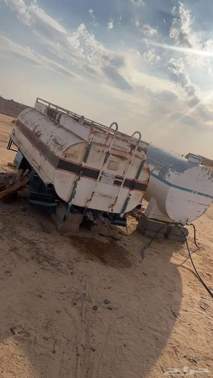 تانكيين واحد دنا واحد اصغر منه شوي 0