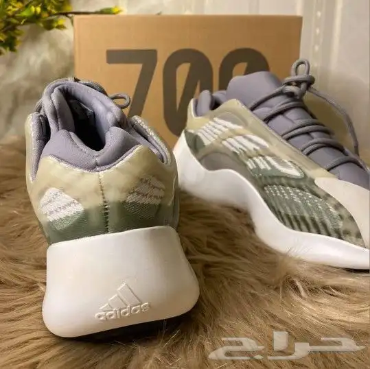 شوزات ييزي700 مع كامل الملحقات بسعر 150ريال شامل توصيل 6