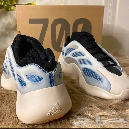 شوزات ييزي700 مع كامل الملحقات بسعر 150ريال شامل توصيل 10