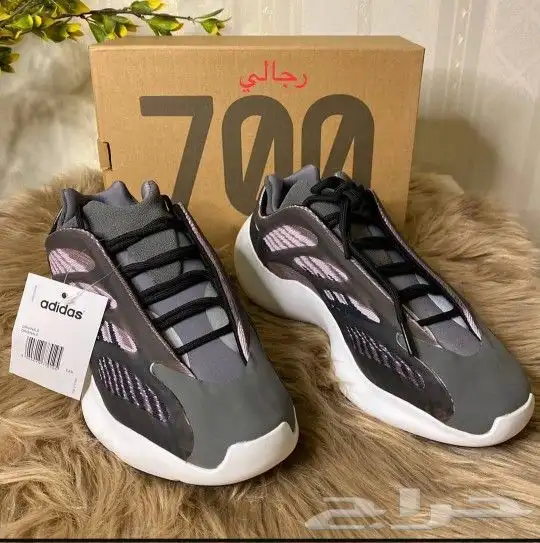 شوزات ييزي700 مع كامل الملحقات بسعر 150ريال شامل توصيل 5