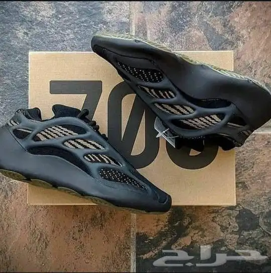 شوزات ييزي700 مع كامل الملحقات بسعر 150ريال شامل توصيل 16