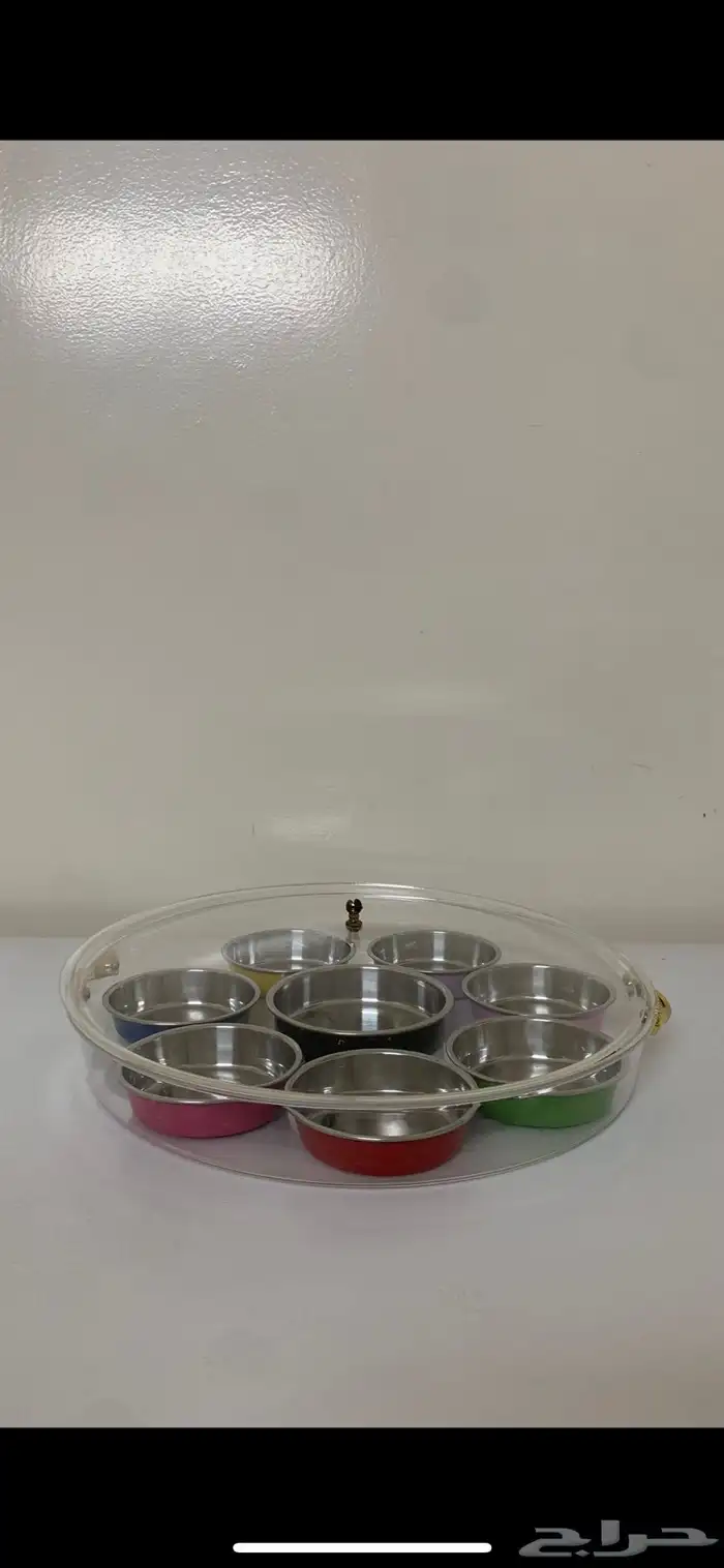 صينيه دائريه شفاف يوجد داخلها صحون 0