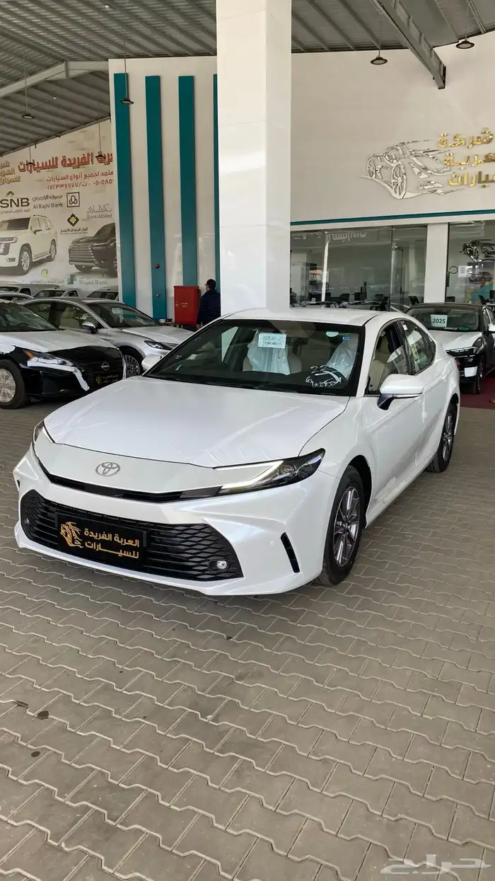 تويوتا كامري E استاندر موديل 2025 اللون ابيض بنزين 2
