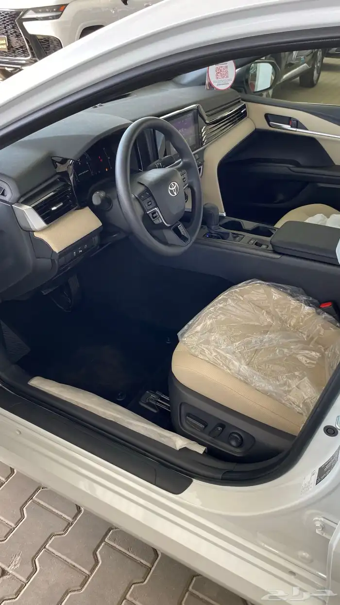 تويوتا كامري E استاندر موديل 2025 اللون ابيض بنزين 3