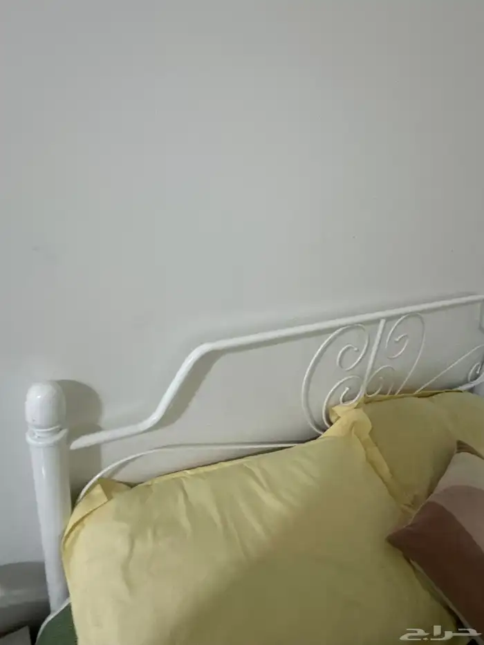 للبيع سرير ايكيا وطاوله ايكيا الخرج البيع مستعجل 0