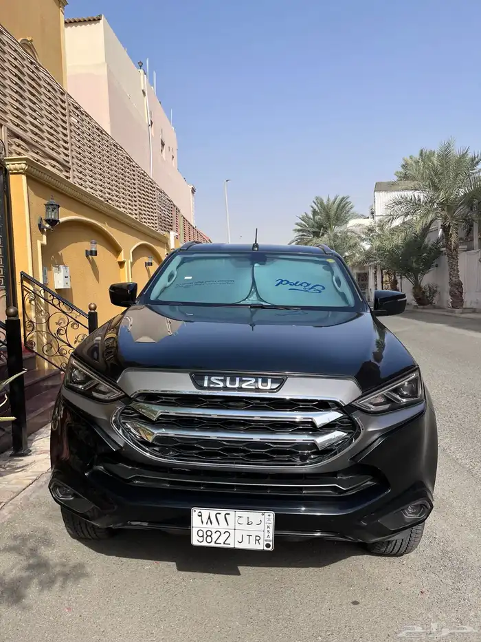 ايسوزو ماكس اسود تم البيع 1