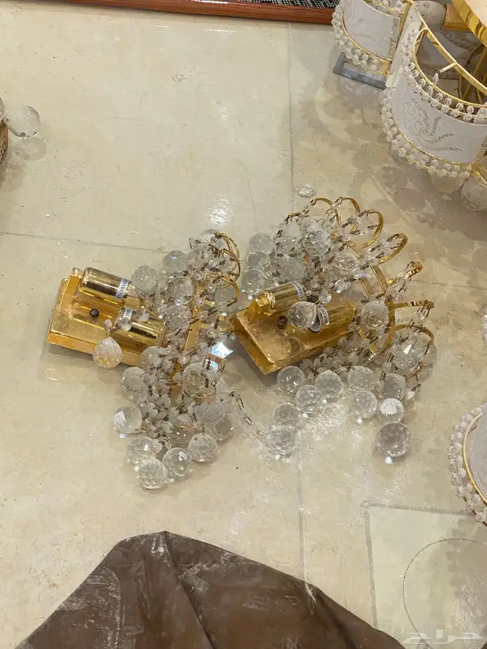 3 ثريات مجالس و4 جداريات ب 150 0